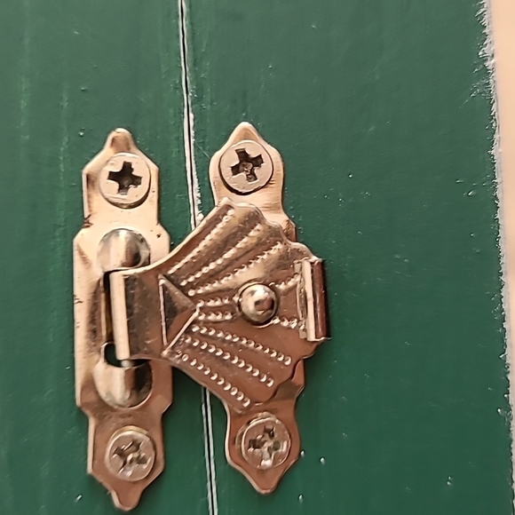 HANDCRAFTED & DECORATED FENCED IN GARDEN WOODEN BOX - Picture 12 of 14